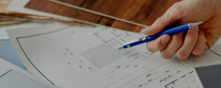 紙に書き込むためにペンを持つ人物の画像