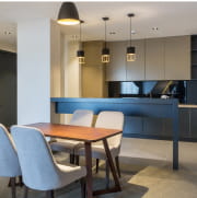 モダンなキッチンとダイニングスペースの画像