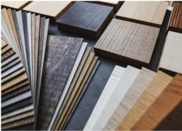 住宅の壁に使われる素材のサンプルが綺麗に並んでいる写真